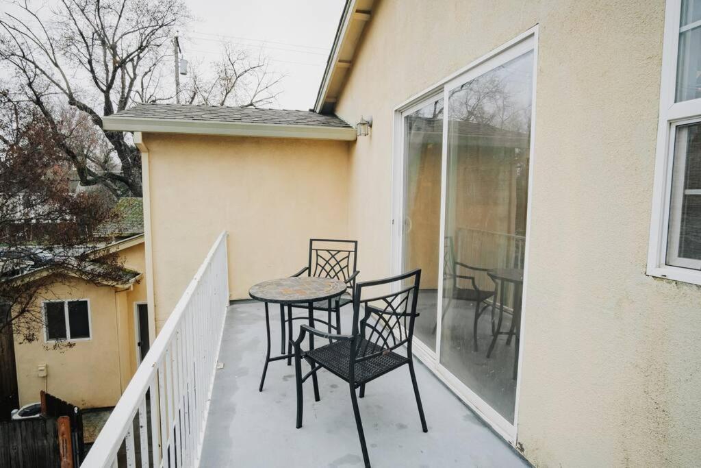 Gorgeous Upstairs Studio With Patio And Laundry تشيكو، كاليفورنيا المظهر الخارجي الصورة